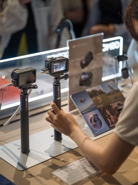 写真：来店者が展示された製品に触れる様子