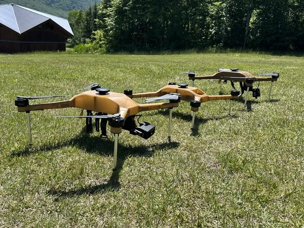 写真：草地に置かれたセルロースファイバー製クアッドコプター3機
