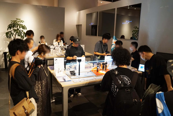 写真：「蔦屋家電＋」のDJIブランド体験スペース、製品を手にする人々