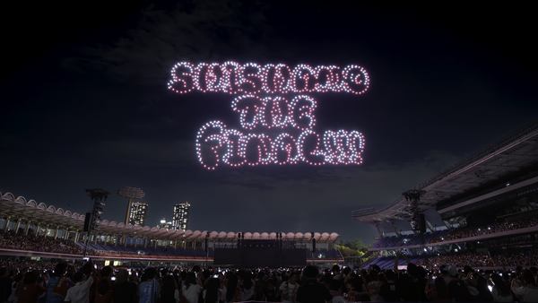 写真：ドローンショーで夜空に描かれた「SHISHAMO THE FINAL!!!」