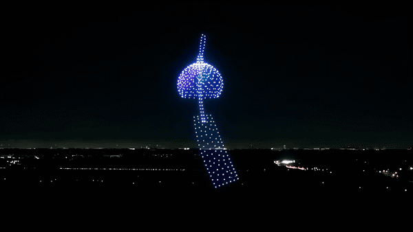 写真：ドローンショーで夜空に描かれた風鈴