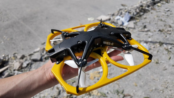 写真：手のひらにのせた小型ドローンIBIS2-C