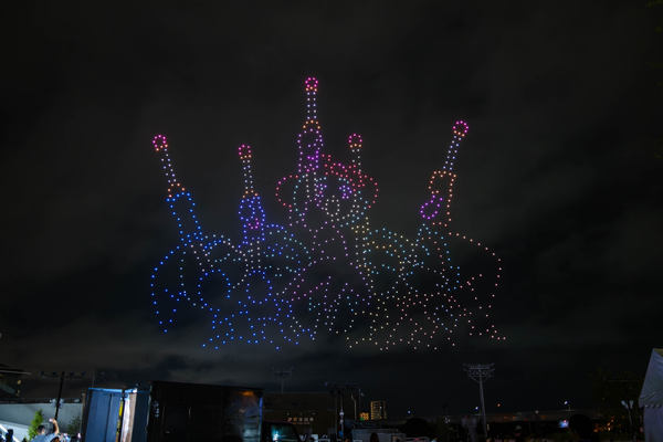 写真:ドローンショーで夜空に描かれたどれみたち