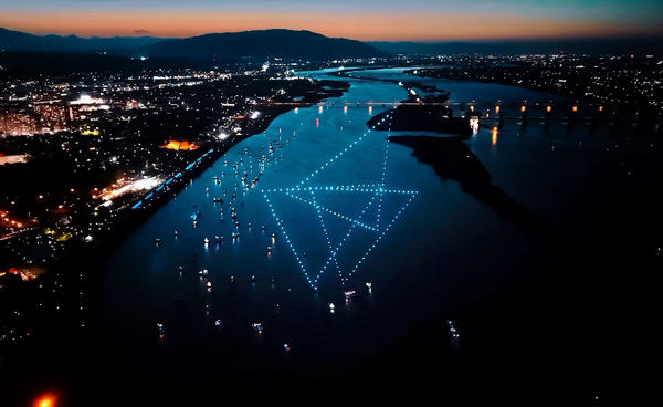写真：ドローンショーで夜空に表現された「桑」の字をイメージしたモチーフ