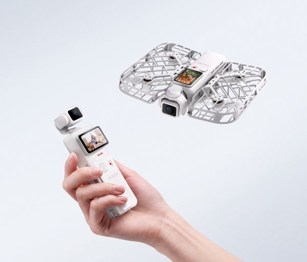 写真：飛行するHOVERAir VERSAと、プロペラを外して手持ちにしたカメラ