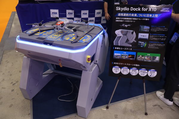 写真：「Skydio Dock for X10」と「Skydio X10」