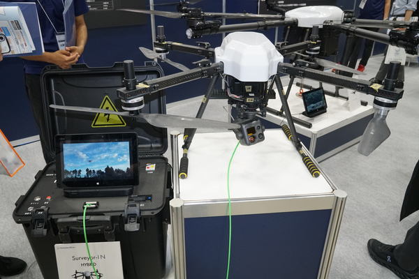 写真:会場に展示された「Surveyor-ⅠN HYBRID」