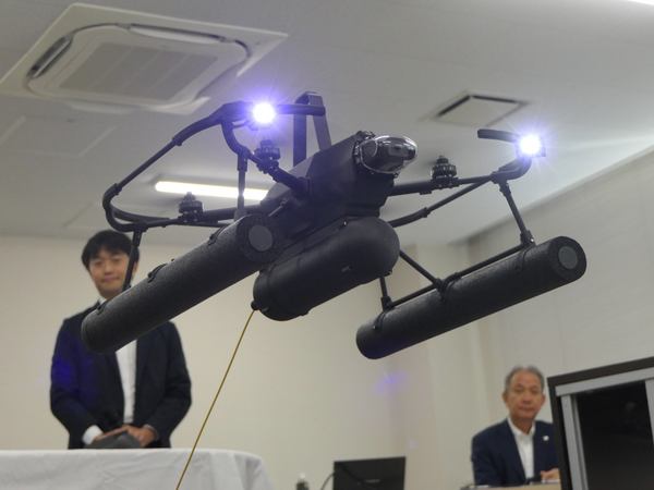 写真：室内で飛行する「Small Doctor Argo」