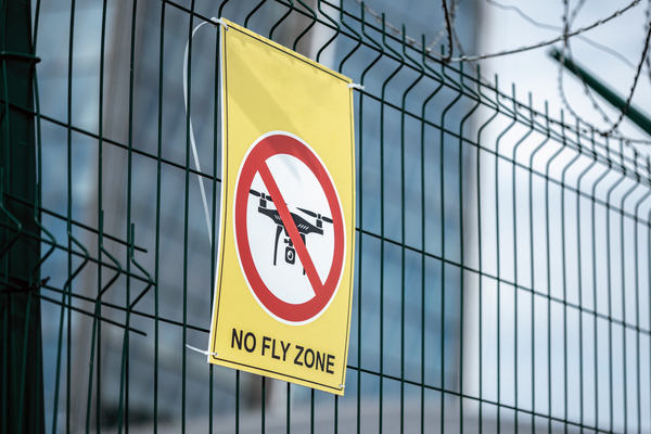 写真：フェンスに括りつけられた「NO FLY ZONE」の表示