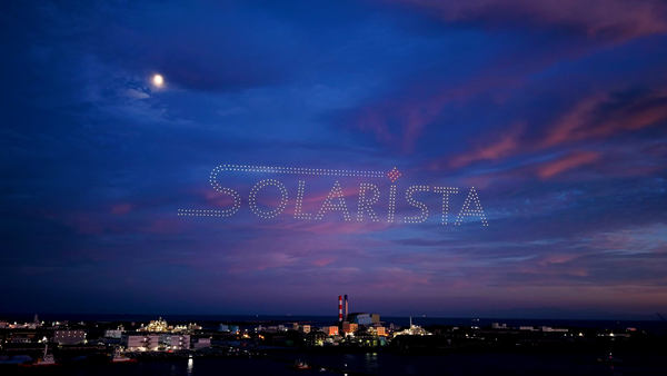 写真：ドローンショーで夜空に描かれた「SOLARiSTA」