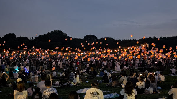 写真：たくさんの来場者がランタンを空に放つ様子