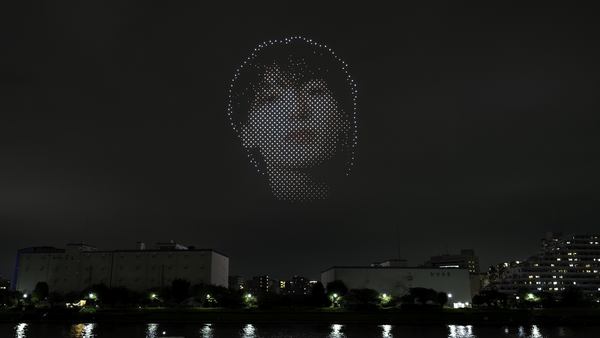 写真：ドローンショーで夜空に浮かび上がったJUNG KOOK