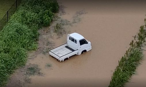 写真：ドローンで上空より撮影した車体下部が水没したトラック