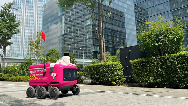 写真:歩道を走行するロボット