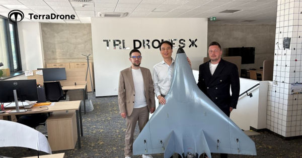 写真：TRL Dronesでドローンを支えるテラドローンの徳重氏とほか2人