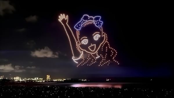 写真:ドローンショーで夜空に描かれた女の子