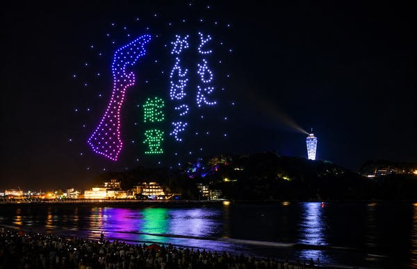 楽しく遊べるドローン VISIONOID、江の島で神話テーマのドローンショーを開催 約6万2,000人が