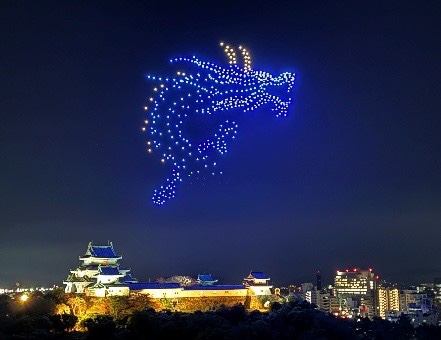 写真:ドローンショーで夜空に描かれた龍