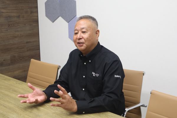 写真:話をする貝應氏
