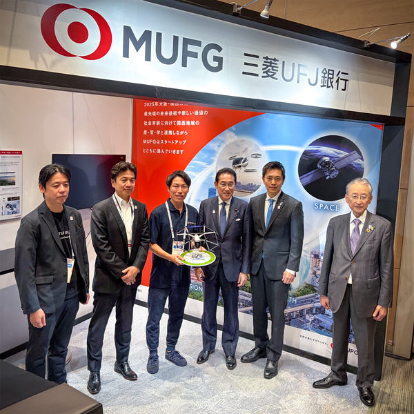 写真：三菱UFJ銀行 スタートアップ戦略部長 西地賢祐氏、三菱UFJ銀行 取締役専務執行役員（代表取締役）西日本駐在 北村慎氏、SkyDrive 執行役員 グローバル事業統括責任者 小野泰司氏、岸田文雄元首相、大阪府 吉村洋文知事、NEDO 理事長 斎藤保氏