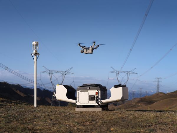 写真：「DJI Dock 4」、ドックの上を飛行する「DJI Matrice 5TD」