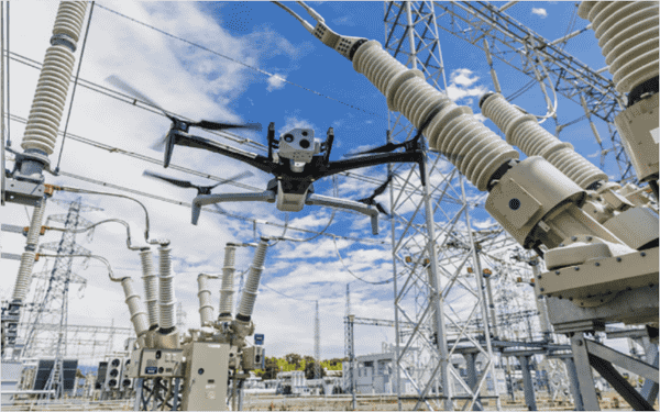 写真：変電所構内を飛行するドローン