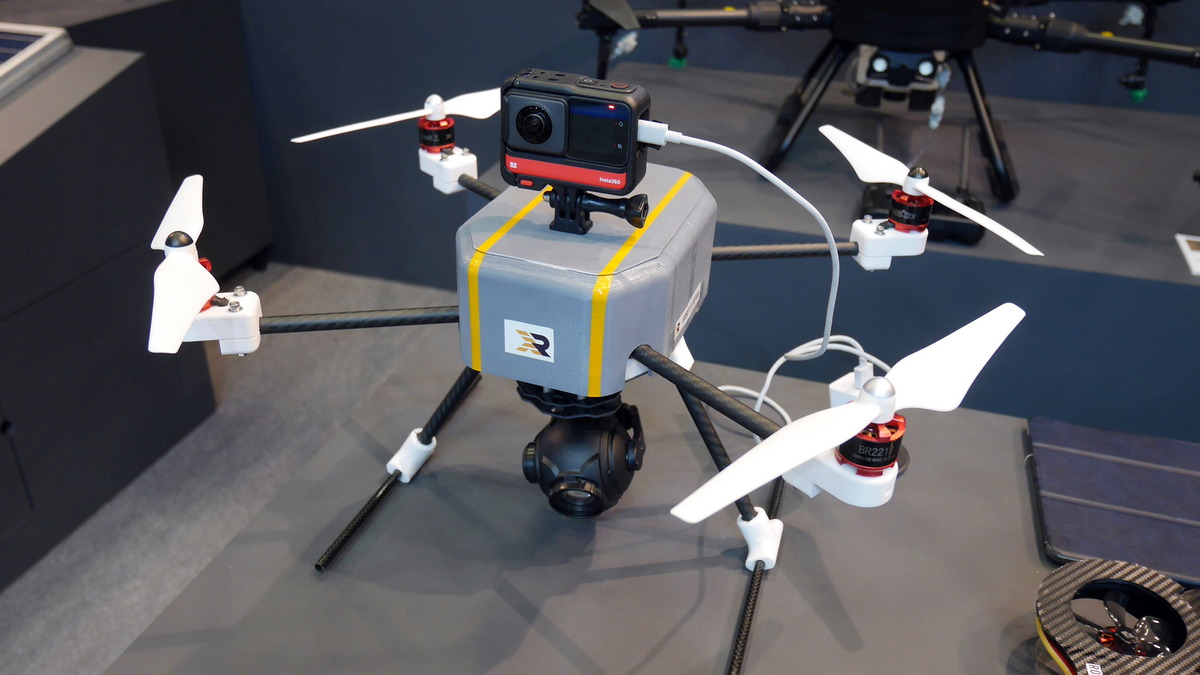 ドローンTBSディスカバリー ROBOTIX JAPAN、農薬散布、点検、ソーラーパネル清掃など多彩な