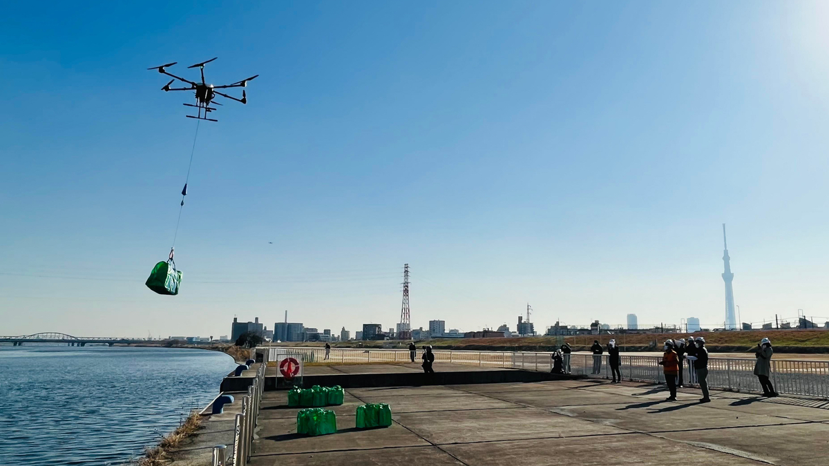 ロジクトロン、荒川下流で大型運搬用ドローンによる物流実証実験を実施