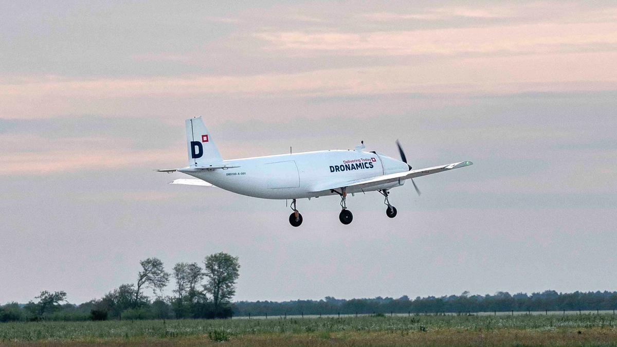 ドロナミックスの貨物ドローン「ブラックスワン」が初飛行 - ドローン