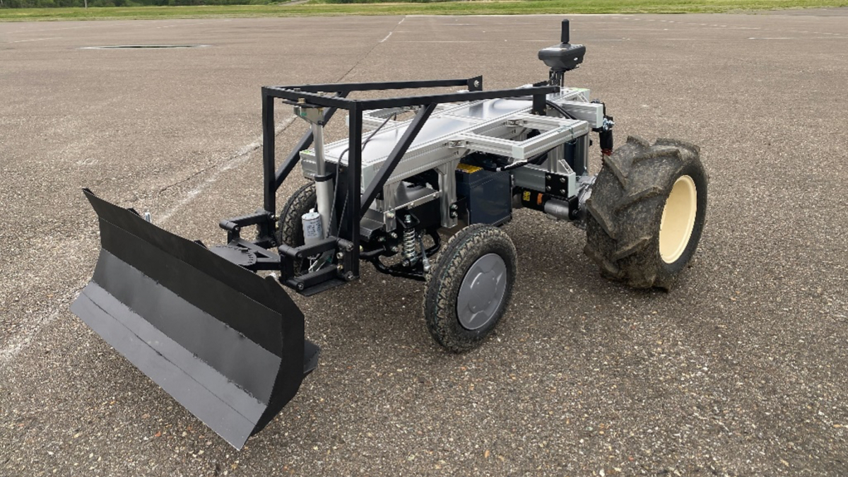 エバーブルーテクノロジーズ、小型無人除雪機「除雪ドローンV3」を開発