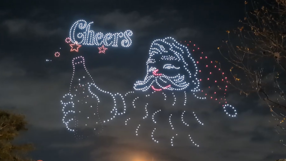 1225機が織りなす光と花火の共演！圧巻のクリスマスドローンショーレポート