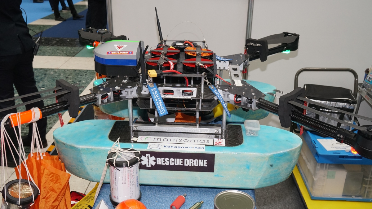 海で人を救う“飛ぶ救助隊” manisonias、水難救助ドローン「SAKURA」を