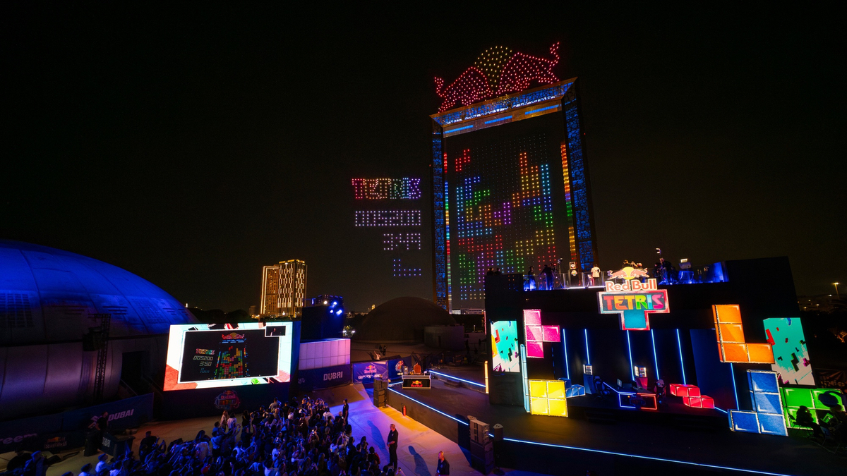 レッドブル、2,000機のドローンで空中テトリス公式戦「Red Bull Tetris