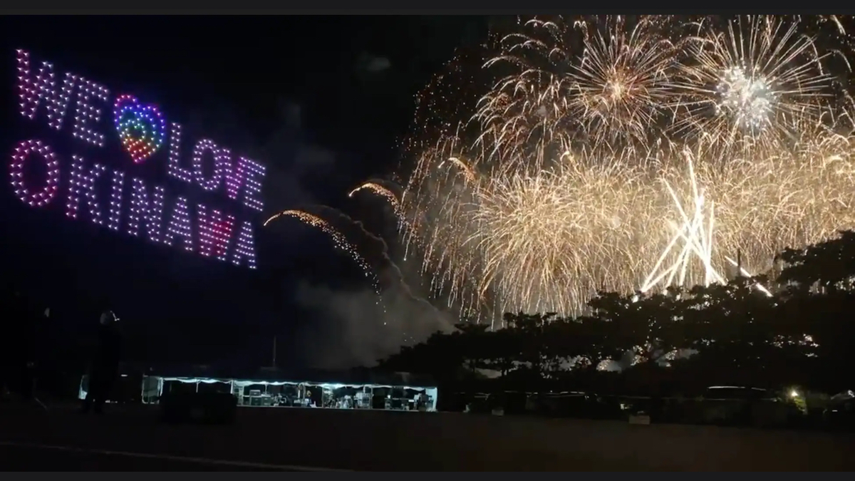 セブン-イレブン・沖縄協賛、花火×ドローンショー「沖縄かなさ花火」9