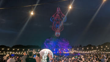 特集】夜空にスパイダーマンが現れた！ 500機が舞う「東京 星空と光の